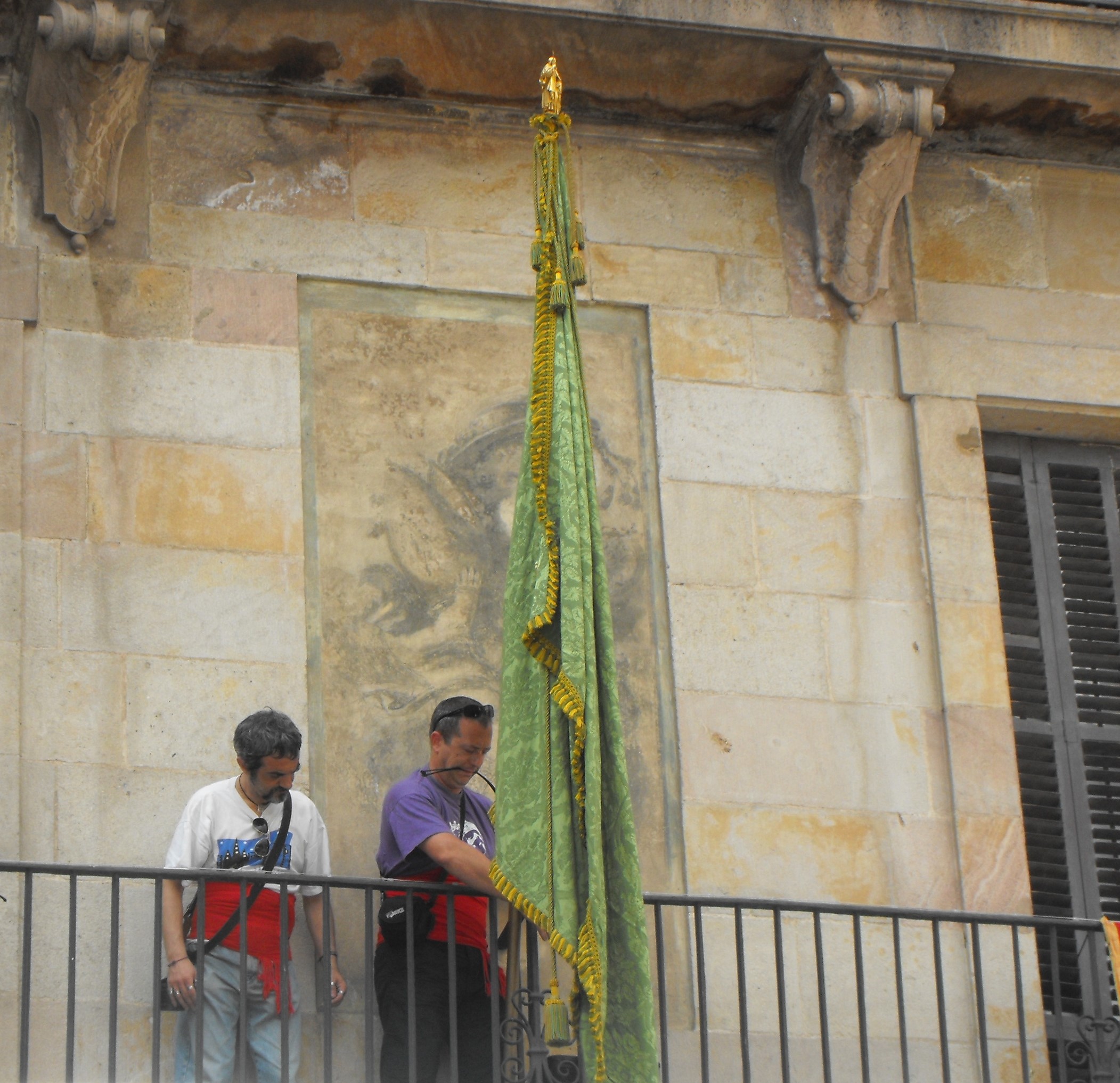 La col•locació de la Bandera Verda al Palau Episcopal